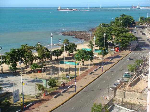 Praia de Iracema, onde ficam os principais hotéis de Fortaleza, é o palco da Fifa Fan Fest