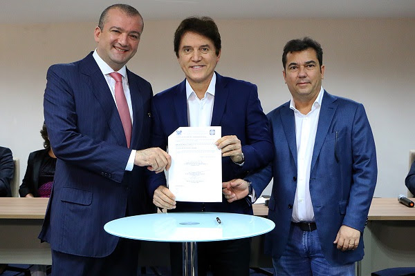 Abílio Martins, governador Robinson Faria e Ruy Gaspar com o contrato assinado