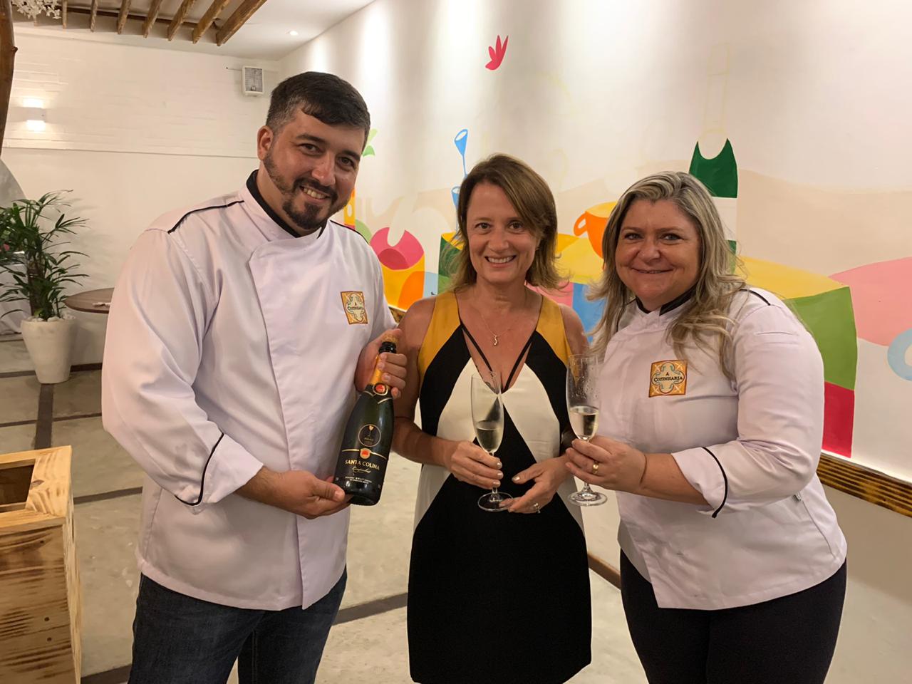 Simone Farret recebe parabéns dos amigos da A Cozinharia Cacau Wanderley e Gabriel Camilo