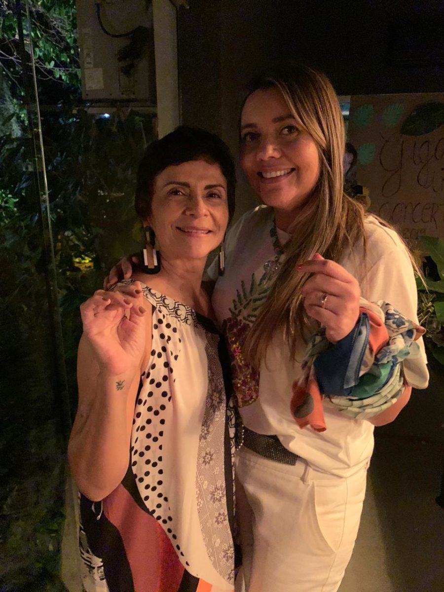 Mézia Araújo recebe abraços de parabéns de Dani Diniz