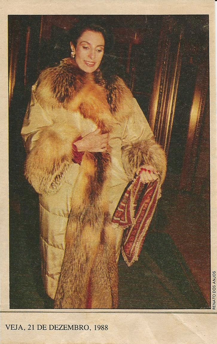 Carmen Mayrink Veiga usando uma super casaco de pele na gelada noite de NY, nos anos 80