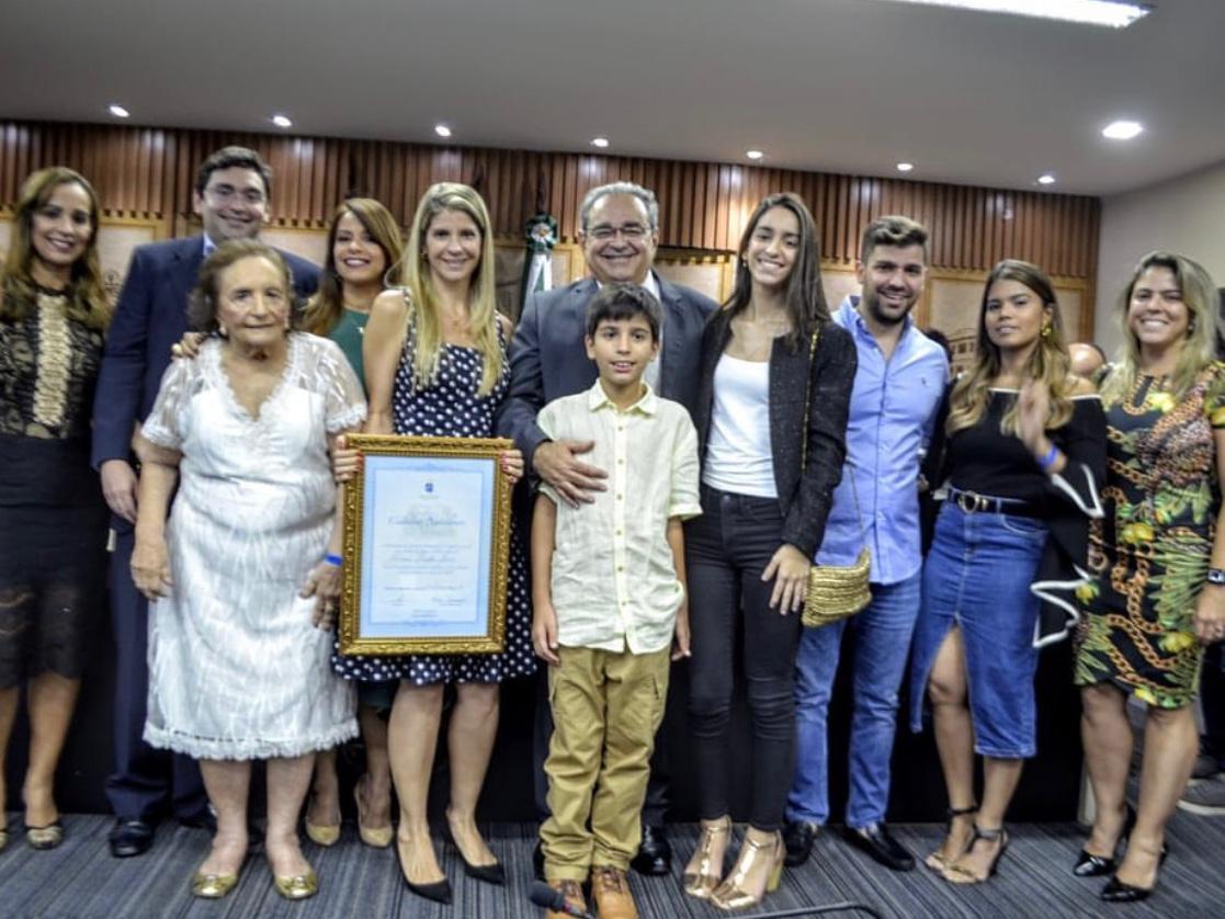 O Prefeito Álvaro Dias, o novo Cidadão Natelense, em registro com sua Família