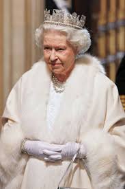 A Rainha Elizabeth II usando pele. Promete confeccionar novas roupas só com peles sintéticas