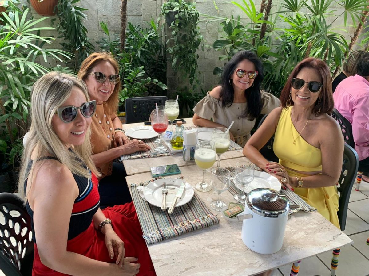 Flávia Bordogna recebe felicidades das amigas Mônica Guimarães, Maria Helena Melo e Odete Guerra