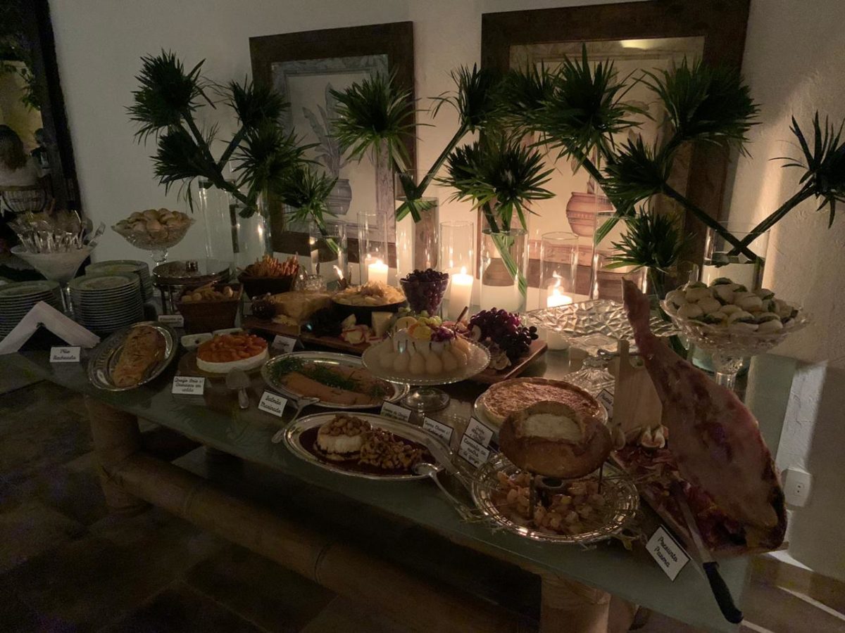 A mesa buffet com delícias da casa