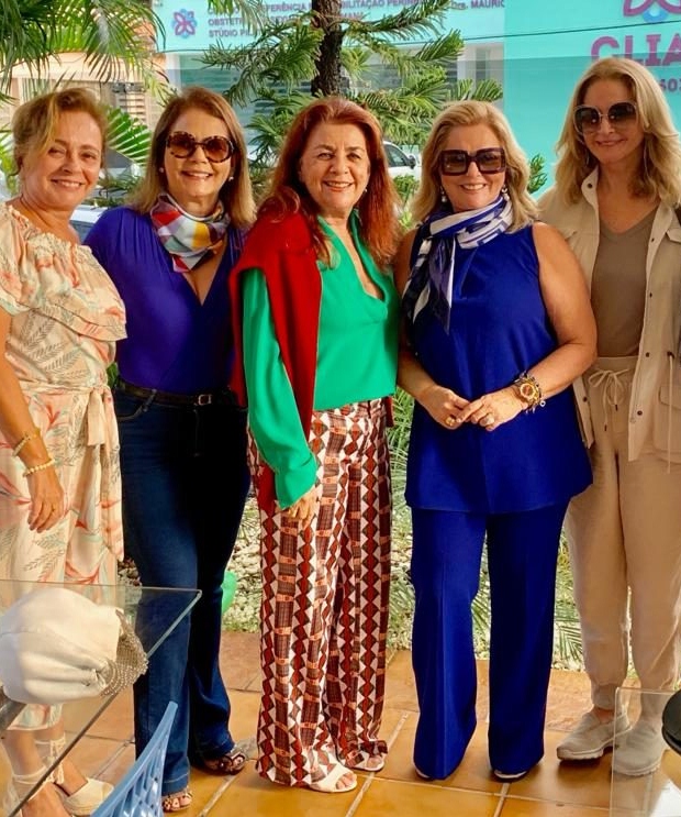 Tininha Santos recebe parabéns das amigas Liane Fagundes, Márcia Varella Varella Morais, Glorinha Távora e Jussara Freire