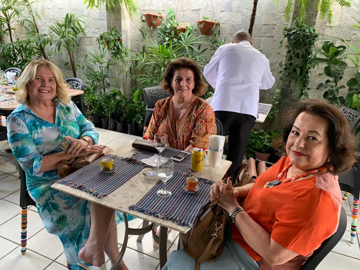 Mesa querida e de boa conversa formada por Amália Porto, Regina Emerenciano e Germana Targino