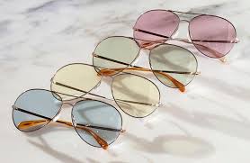 Tipo de óculos de verão, com lentes transparentes, que podem ser usados em mesas de almoços em ambientes internos