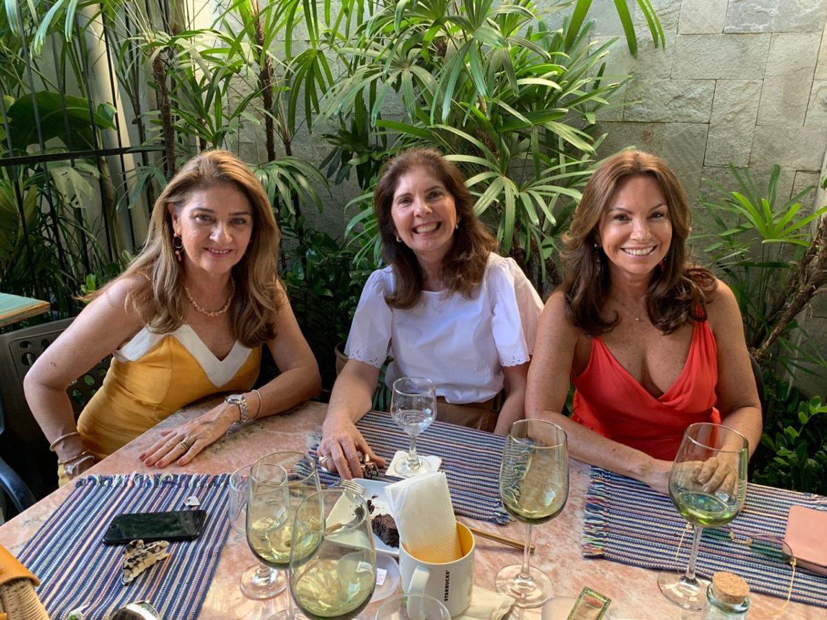 As amigas Silvana Gadelha e Lucy Collier em felicidades para Tereza Tinôco