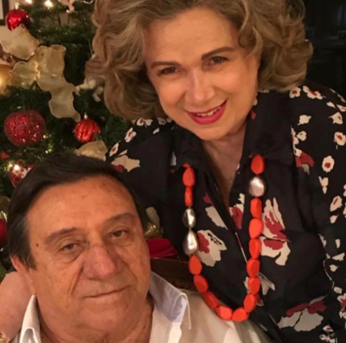 D. Carmen Lúcia recebe gritos de felicidades do maridão Bira Rocha