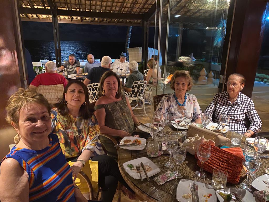 Candinha Bezerra recebe felicidades das amigas Dodora Alves Santos, Maria Lúcia Santos Simas, Lídia Tinôco Barreto e Sânzia Nelson