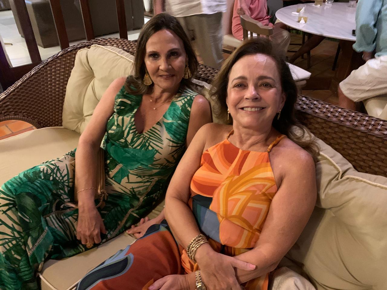 Ione Simonetti Alves recebe festejos da amiga Liane Fagundes Tavares