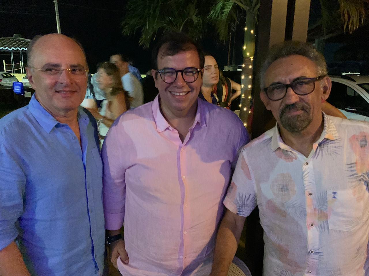 Bruno Giovanni recebe abraços de felicidades dos amigos José Rosendo e Nelson Solano