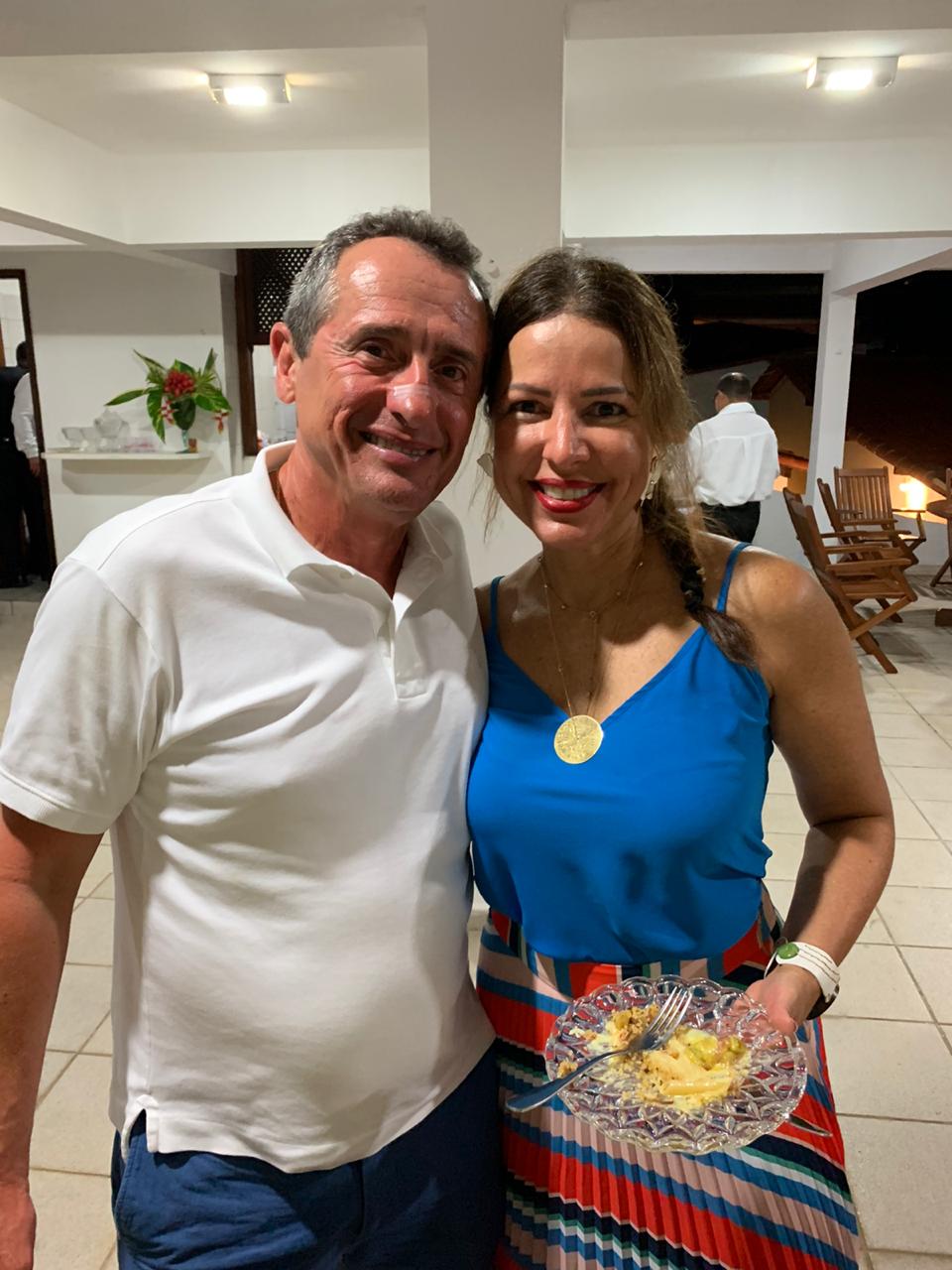 Maristela Freire recebe parabéns do marido Vicente Freire