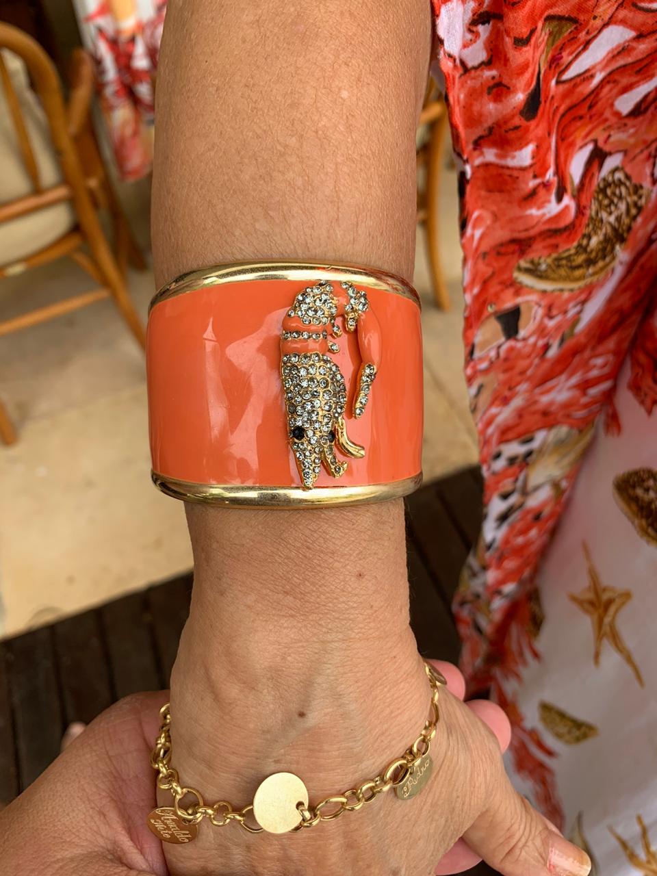 A pulseira de camarão compondo o super conjunto de jóias de D. Denise Gaspar