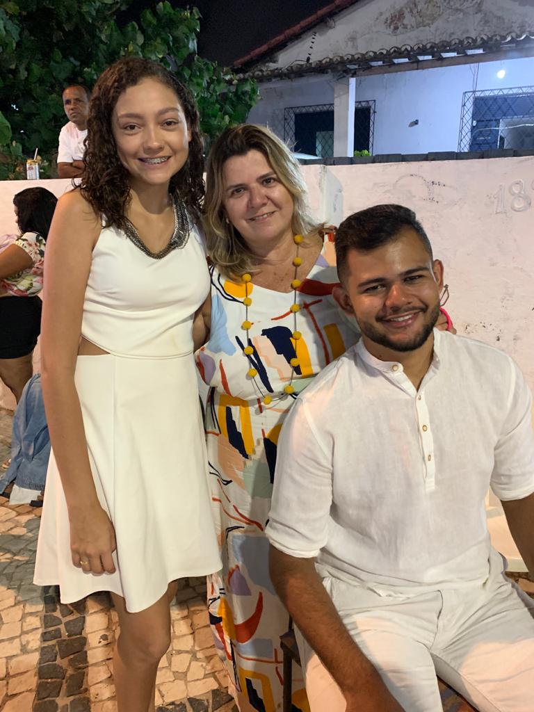 Cláudia Rocha entre seus sobrinhos amados: Gabriela e Leonardo Rocha