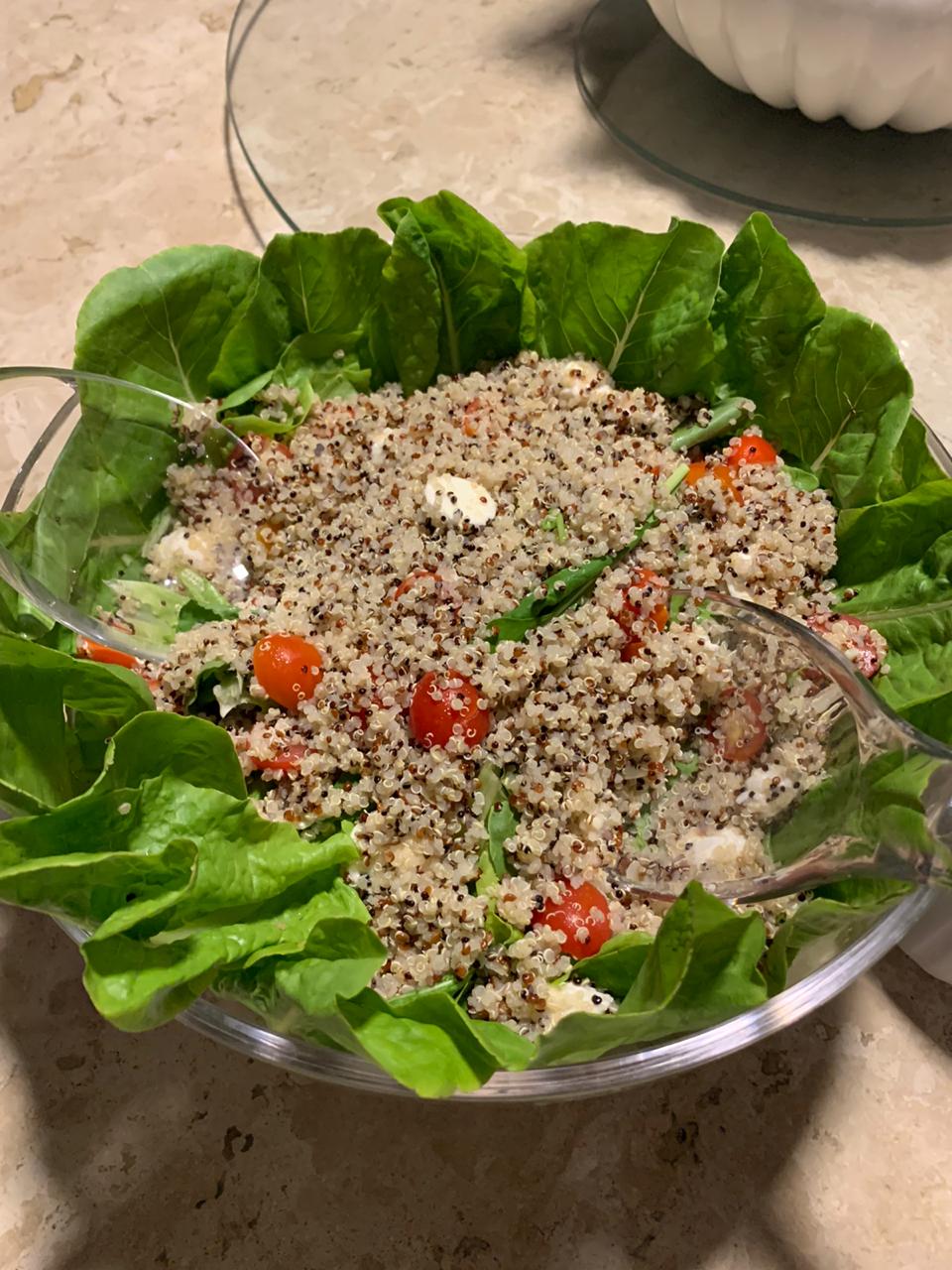 Salada de quinoa com folhas, tomates cerejas e muçarela de búfala