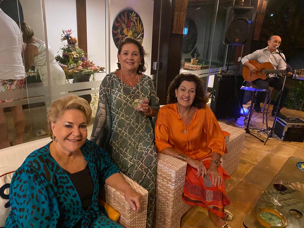 A querida Nilma Dias Arruda Câmara recebe bolo & guaraná de Nadja Maciel Dias e Da Graça Viveiros