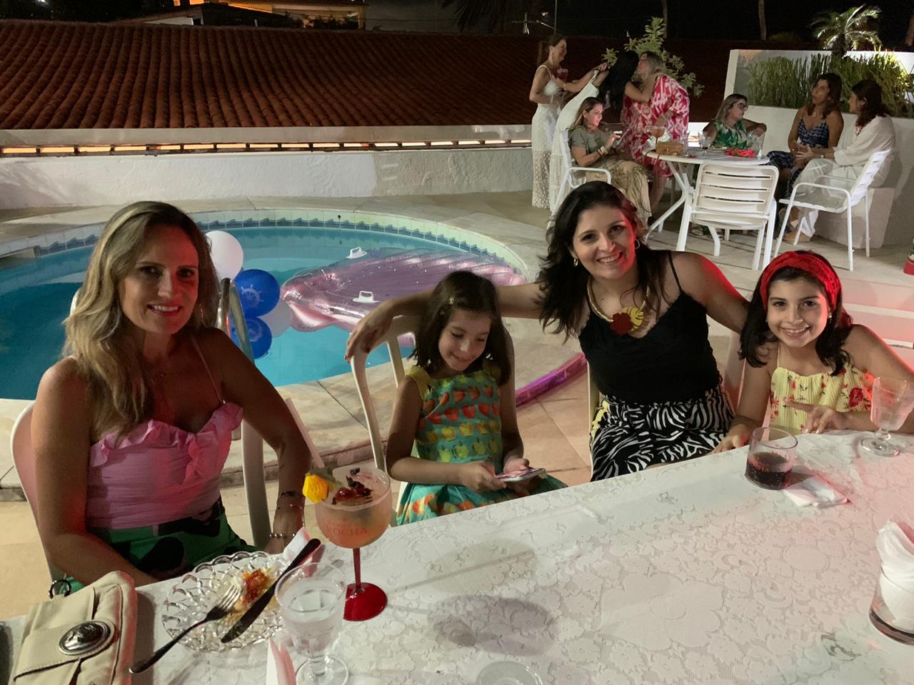 Isabel Lima Ramos e Danielle Ribeiro Dantas Miranda com as filhas