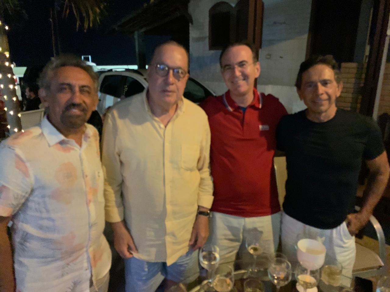 Os amigos Nelson Solano, Théo Furtado e Bianor Bezerra em parabéns para Paulo de Tarso Teixeira