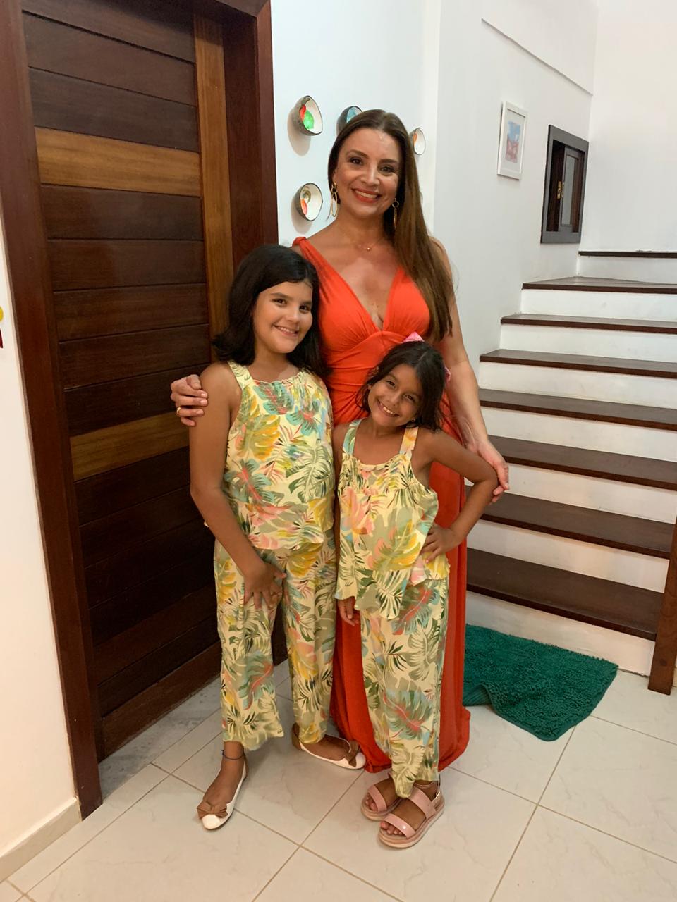 Emanuelle Barros com as filhas Valentina e Pietra
