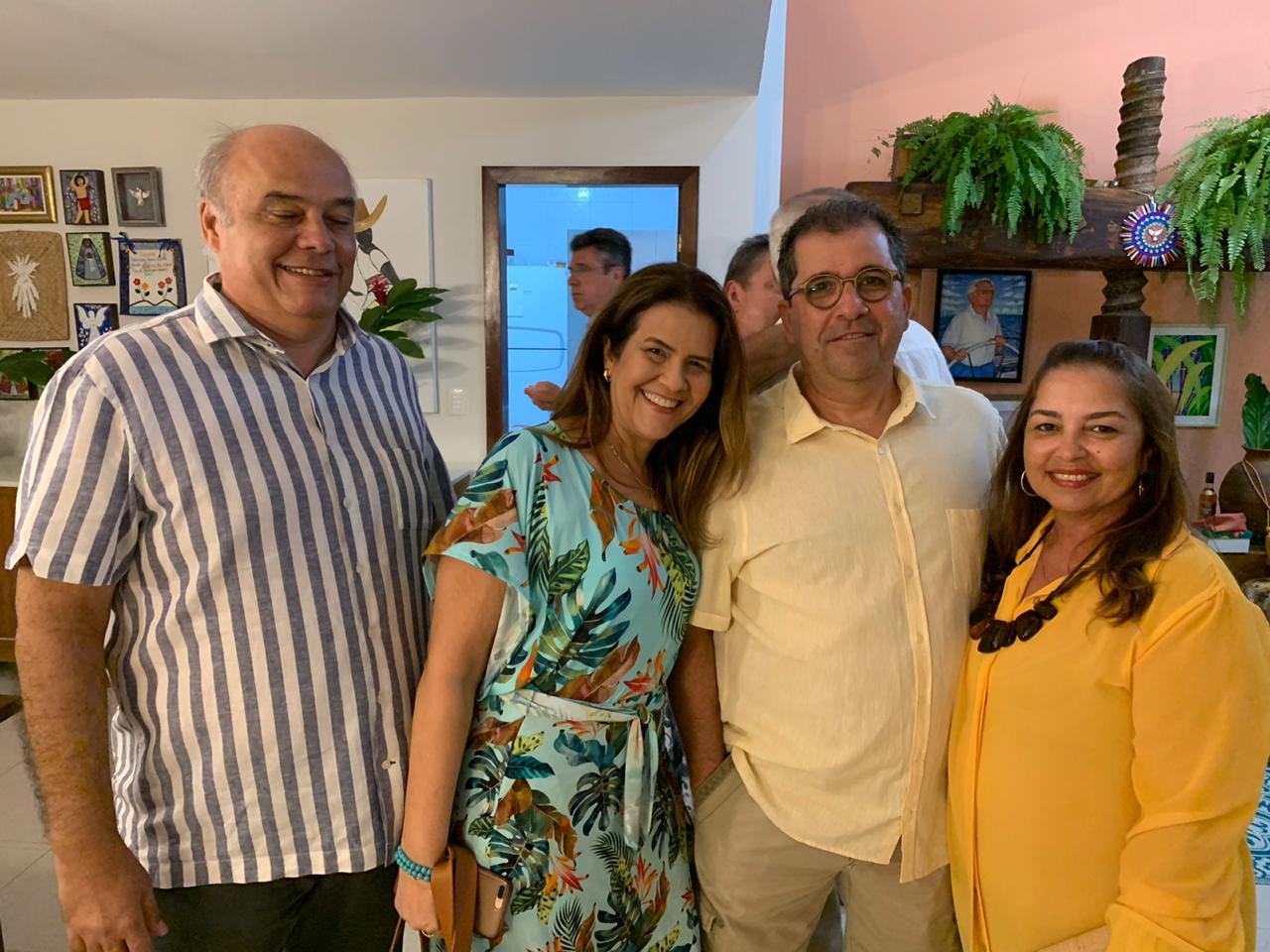 Newton e Márcia Coelho, e o marido Gustavo em coro de felicidades para a querida Mirtinha Bezerra
