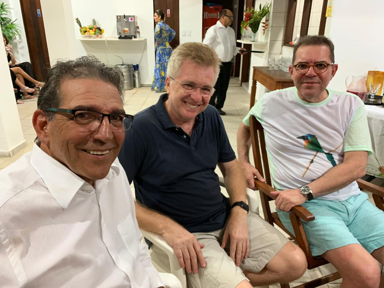 Pedro Cavalcanti em vivas com os amigos Ricardo Bittencourt e Marcelo Navarro Ribeiro Dantas
