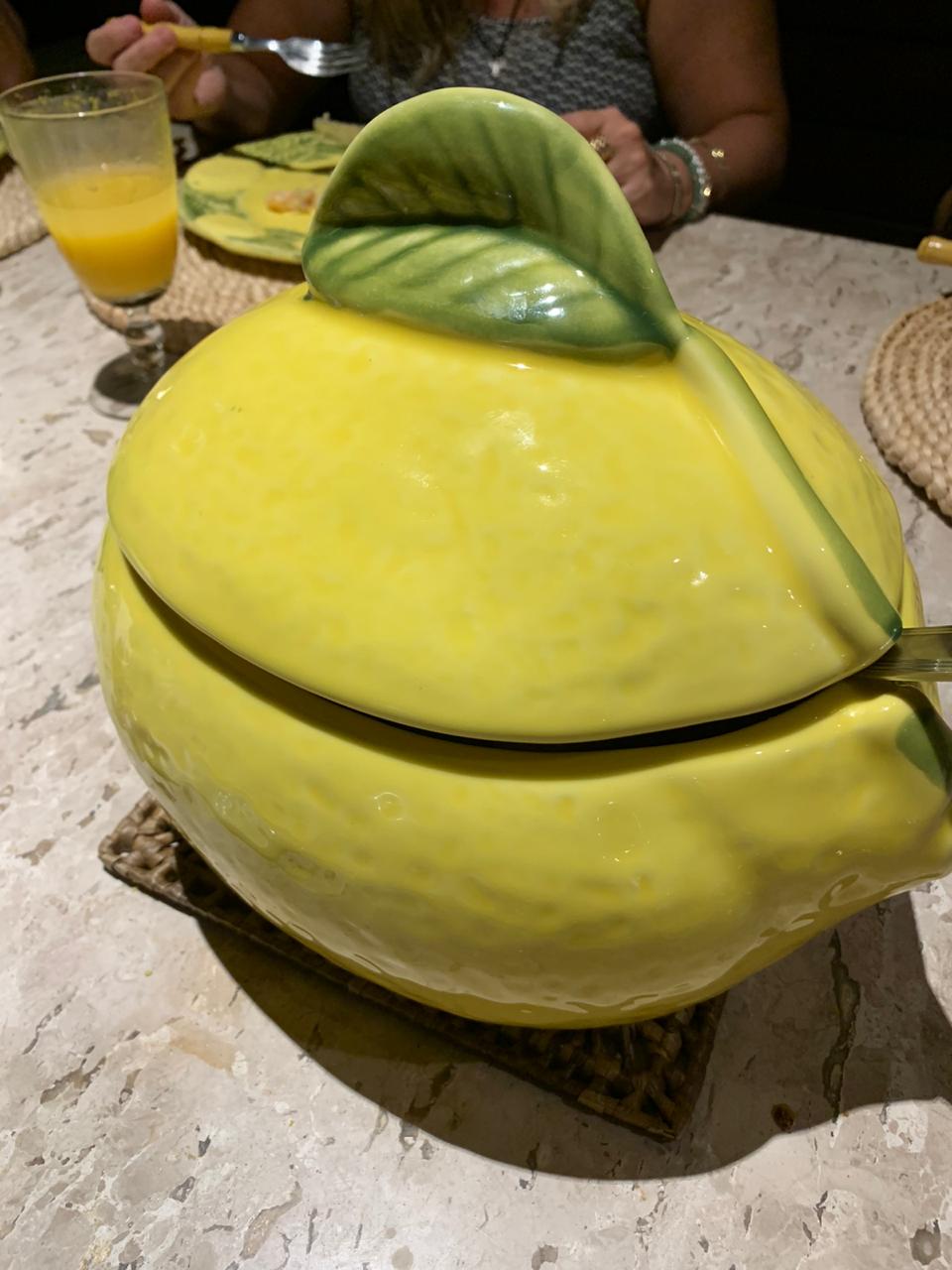 O risone servido em linda travessa de limão siciliano