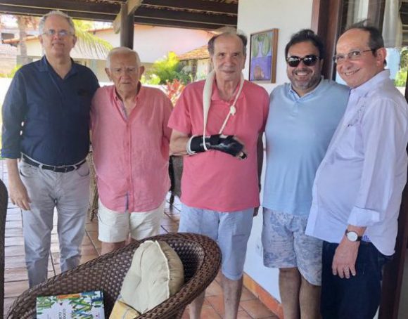 Edson Faustino recebe vivas dos amigos Tarcísio e Dr. Genivaldo Barros, Dr. Aloysio Nunes e Dr. Diógenes da Cunha Lima