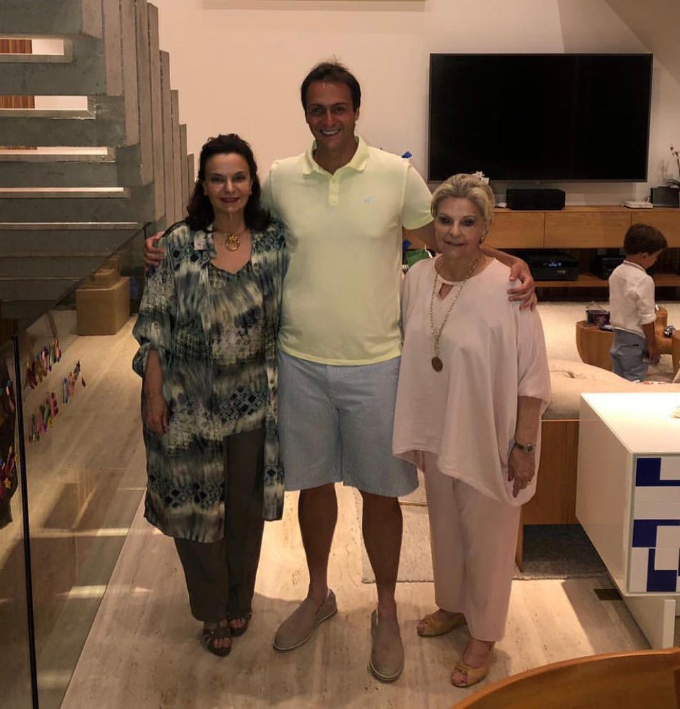 Marlize Romano recebe vivas da filha Mônica Faria e do neto Ricardo Sérgio Faria