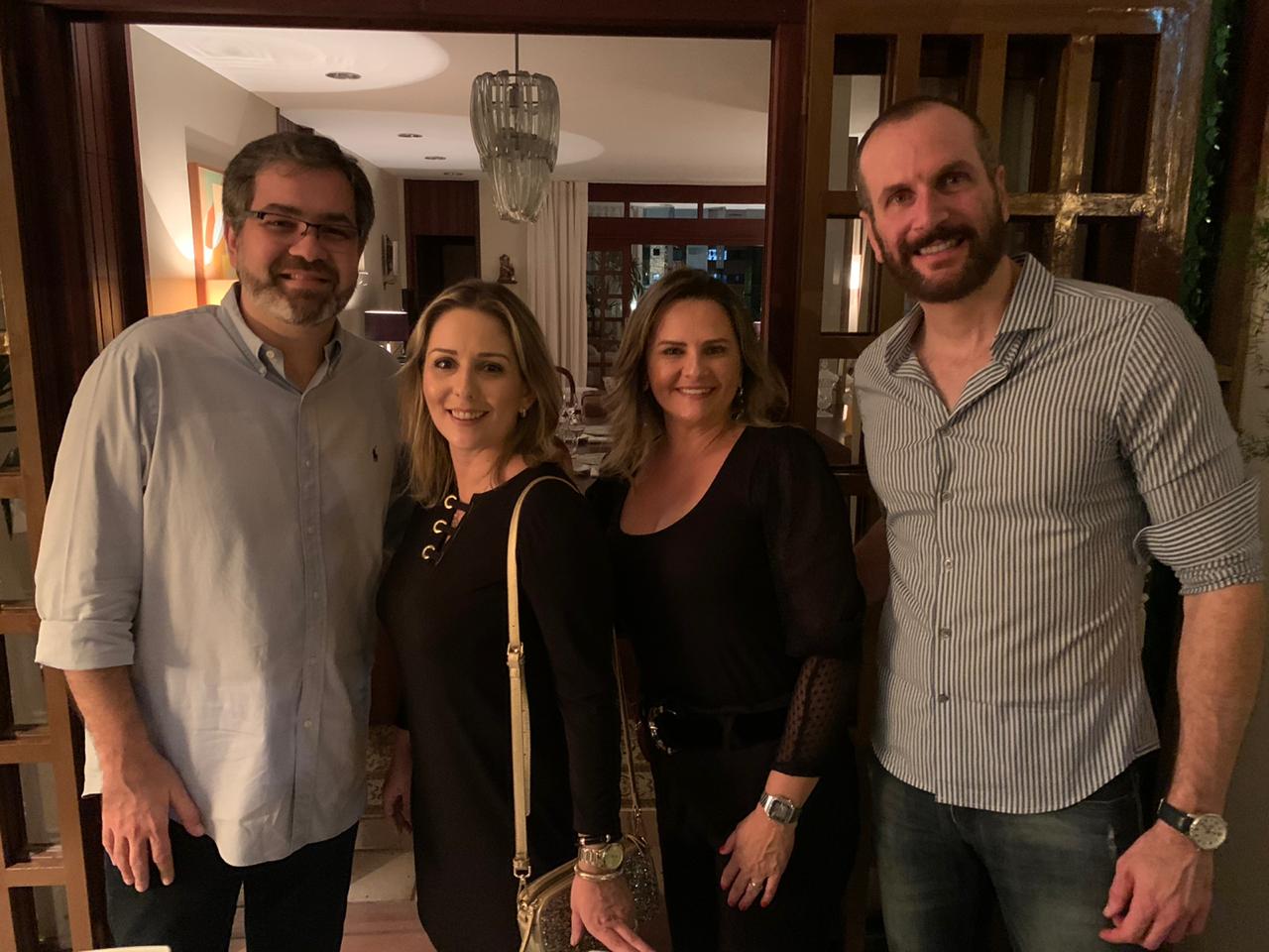 Maciel Neto recebe vivas da amada Sylvia Serejo e dos amigos Walid Bou Chacra e Fabiana Vieira
