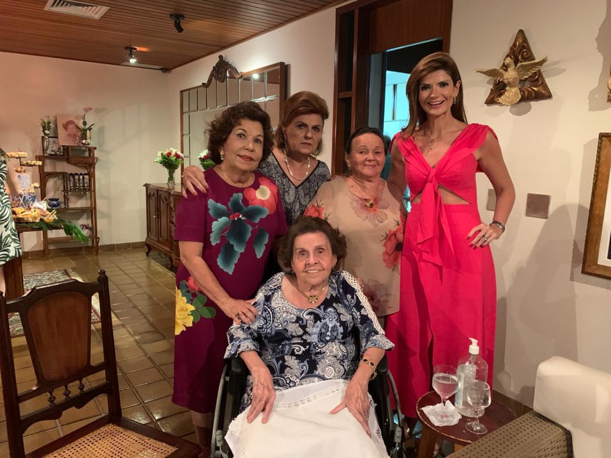 Marcule Arruda Diniz recebe vivas das amigas Denise Gaspar, Diúda Alves, Rose Cantídio e Laurita Arruda Câmara