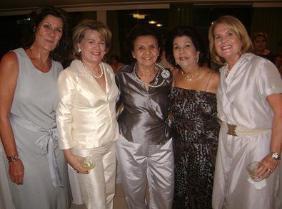 Diúda Alves Dias recebe os vivas das amigas Nilma Arruda Câmara, Carmen Lúcia Rocha, Denise Gaspar e Amália Porto