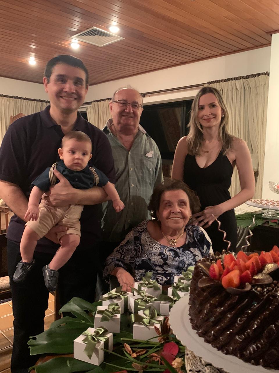 Diúda recebe os parabéns da família: o neto querido, o filho Marcelo, o marido José Dias e a nora Dani