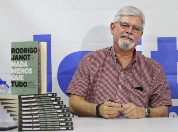 Sessao de autografos de Rodrigo Janot, durante lancamanto do livro NADA MENOS QUE TUDO, na livraria Leitura, em Brasilia, Brasilia, 08-10-2019.Foto: Sérgio Lima/PODER 360