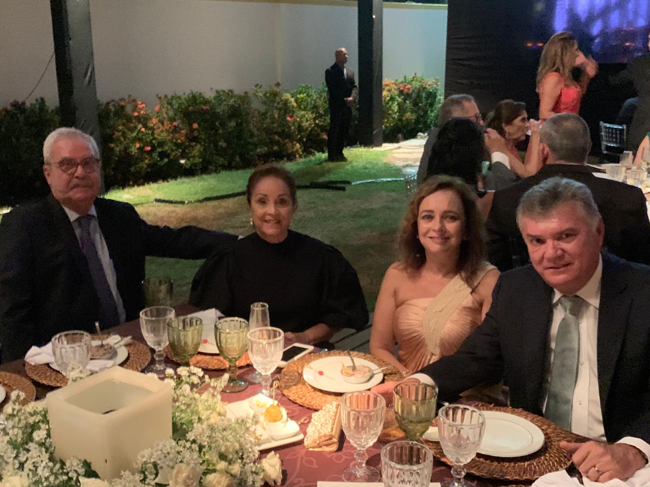 Liane Fagundes Tavares recebe felicidades do marido Fernando Tavares e dos amigos Zeca/Rosana Melo
