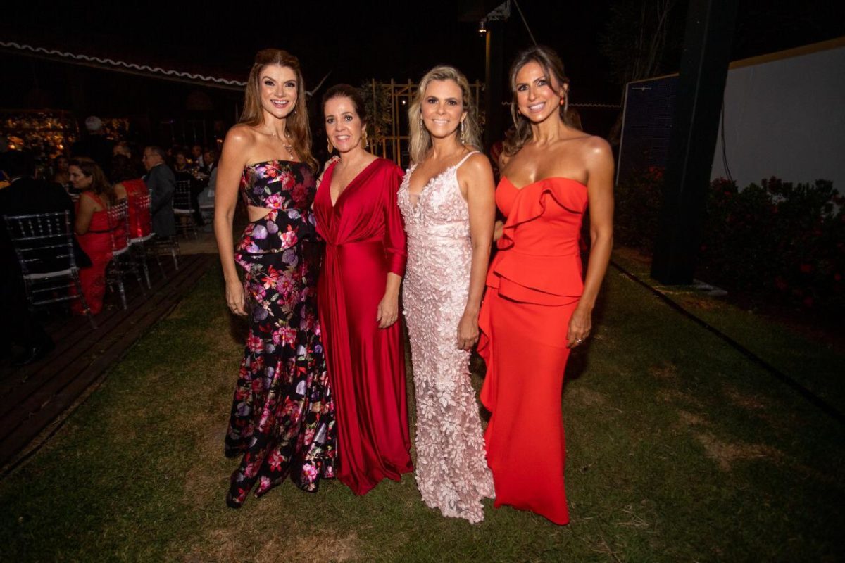Mulheres elegantes e bem vestidas: Laurita Arruda Câmara, Sibele Queiroz Alves, Renata Telles e Sheilla Sales