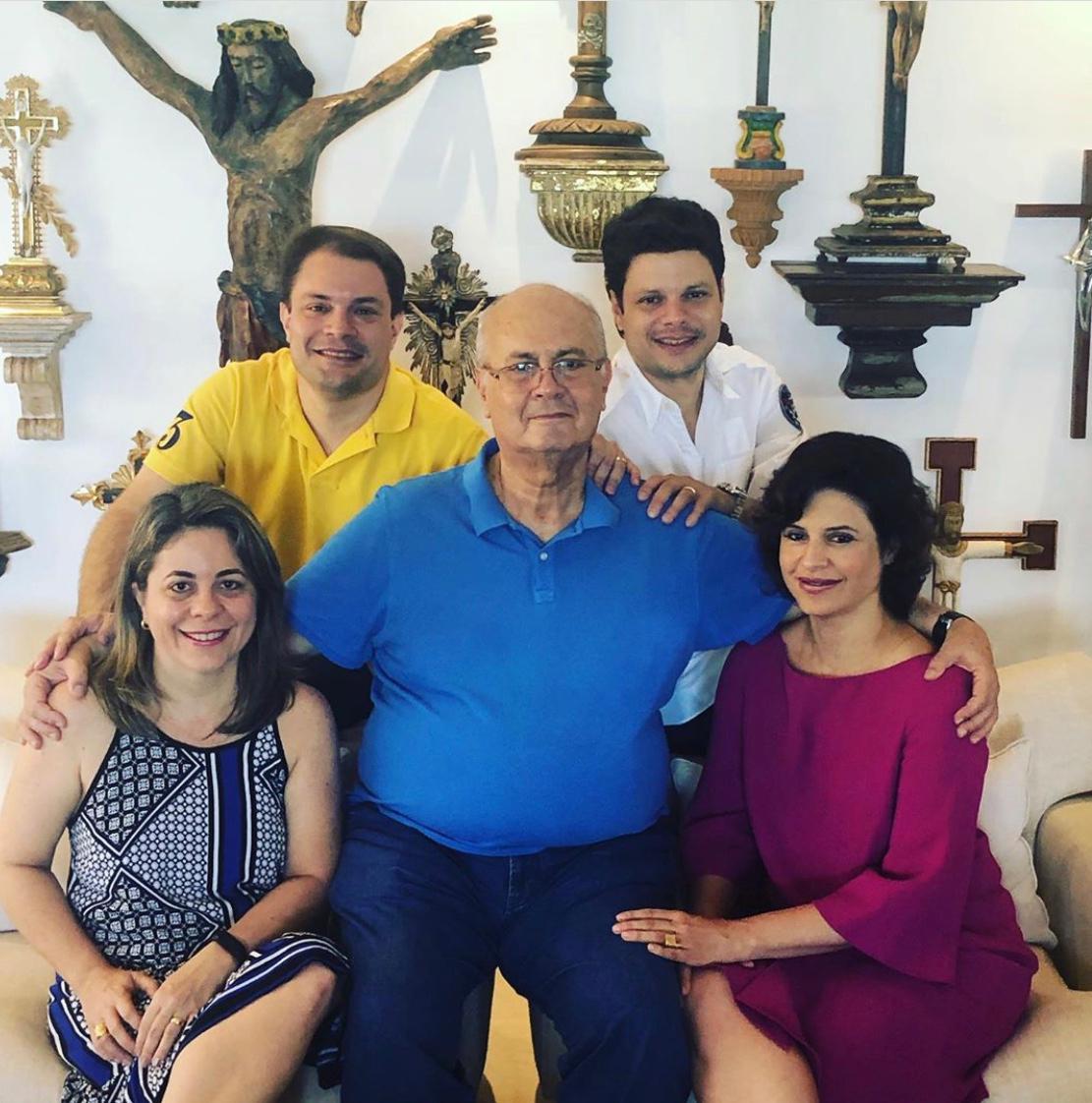 Marilda Viveiros recebe felicidades do pai Augusto Carlos e dos irmãos João Paulo, Luiz Felipe e Estefânia Viveiros