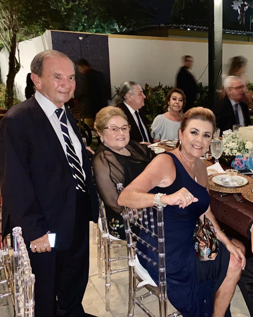 O marido Elias Fernandes e a amiga Márcia Varella Morais em parabéns para a musa e amiga Karenina Fernandes