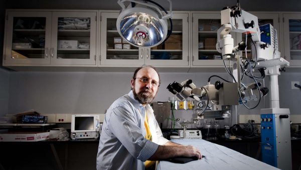 Cientista e professor Miguel Nicolelis em seu laboratório na Universidade Duke.