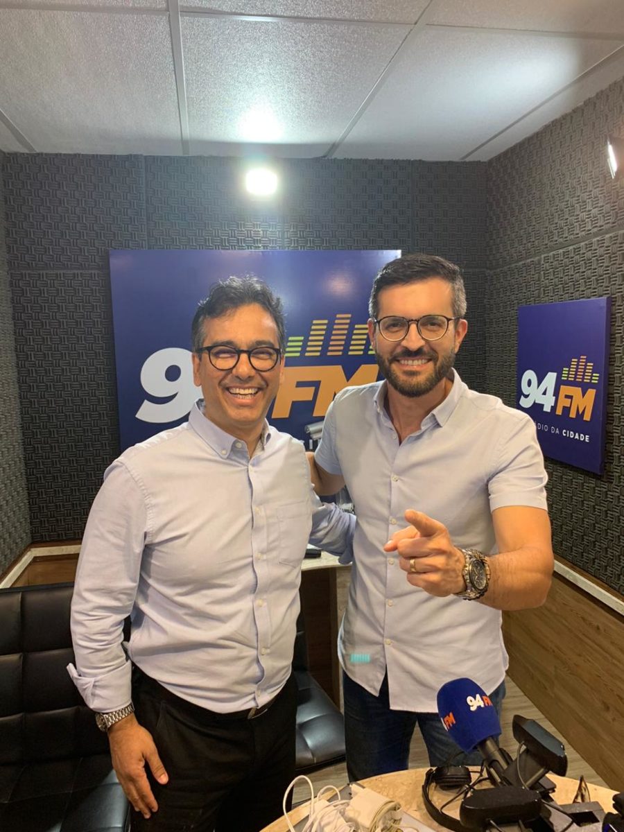 Sêmio Timeni em abraço de felicidades para o amigo e parceiro de rádio e Luis Henrique Silva