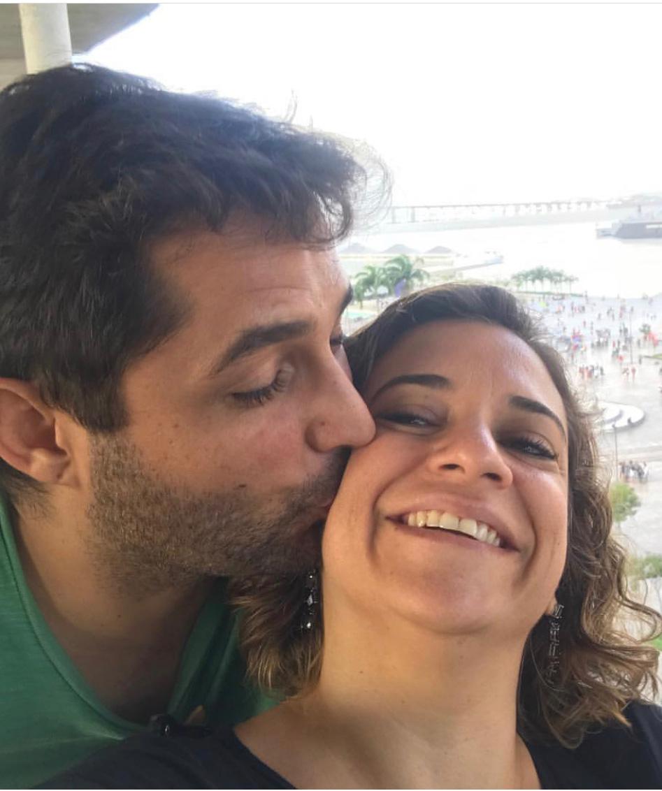 Emanuelle Barreto recebe o carinho de parabéns do marido Alexandre Rocha
