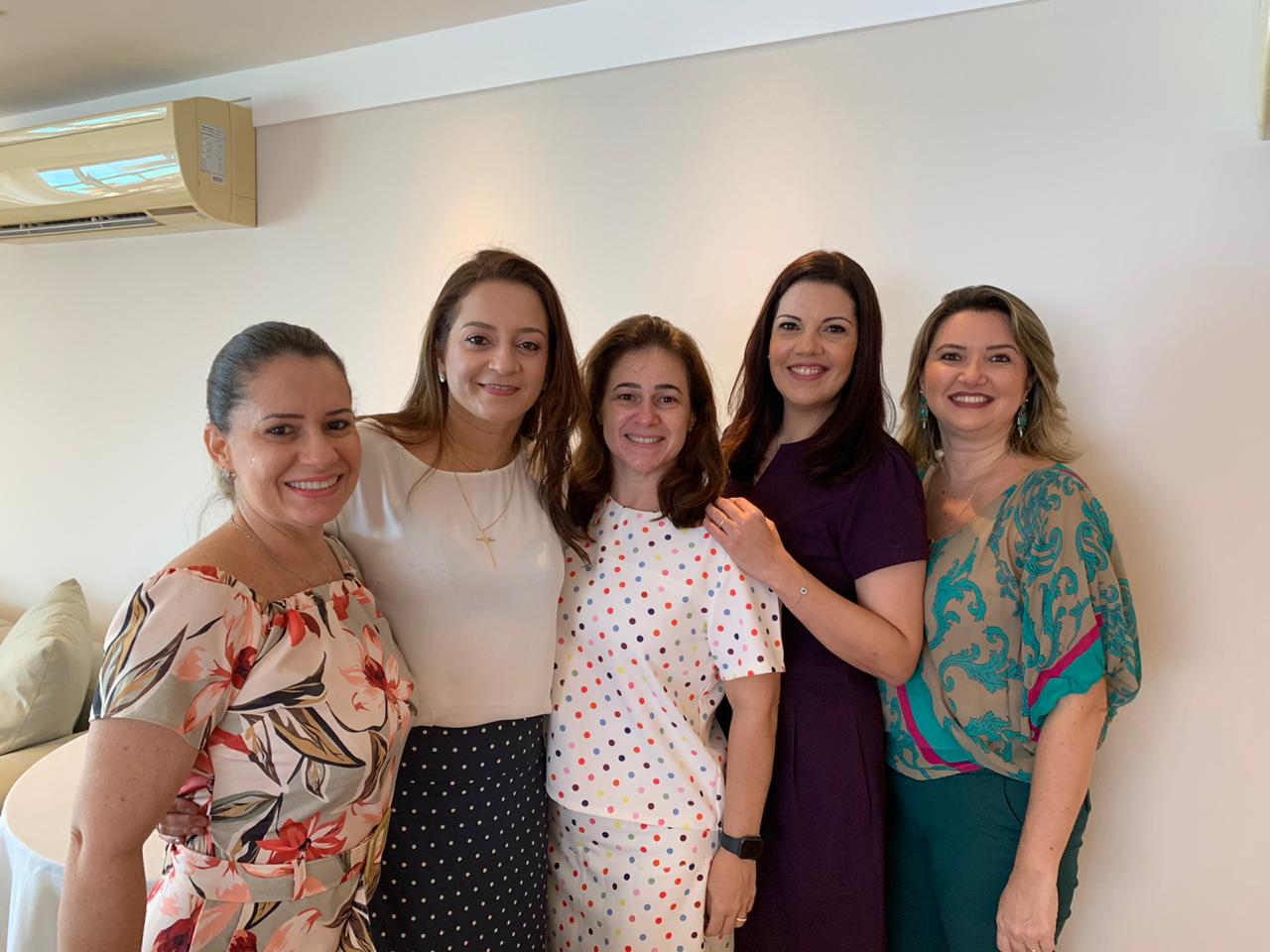 Isabelle entre as amigas, Ana Paula Xavier, Lissa Barreto, Giuliane Araújo e Milena Barbosa
