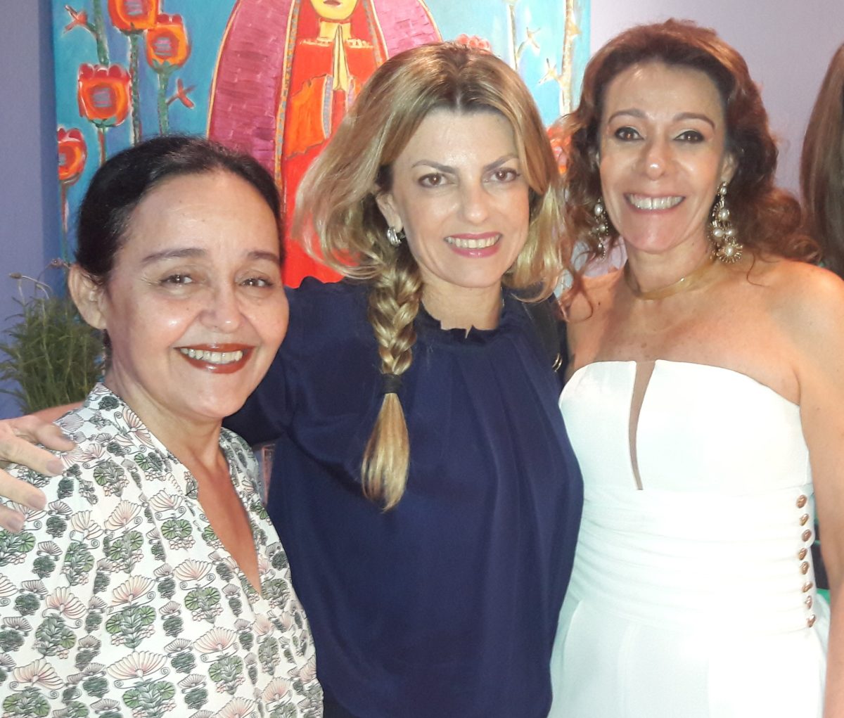 Gina Monte recebe abraços de parabéns das amigas Tázia Varella Martins e Maruska Alencar Santos