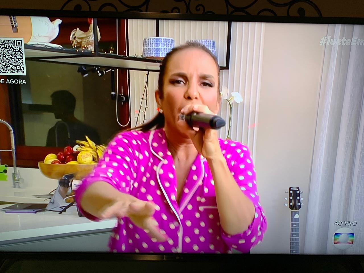 A espontaneidade de Ivete no Programa Live, ao vivo na noite de sábado, na cozinha com o marido e o filho, e de pijama Miss Victtoria
