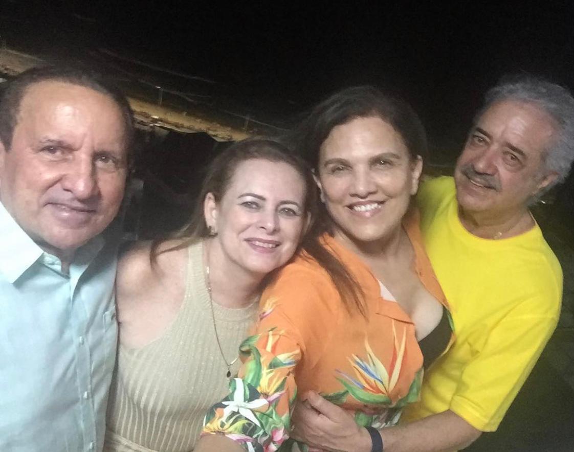 Os amigos Elson e Ana Helena Miranda e a musa Zilnê Maia em vivas para o amigo e marido Pedro Melo