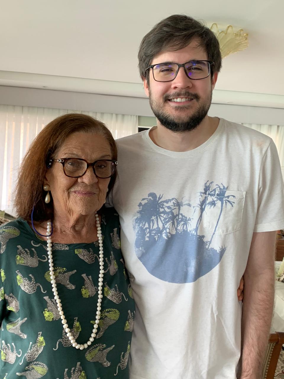 Felipe Barros recebe o carinho da avó Zélia Medeiros
