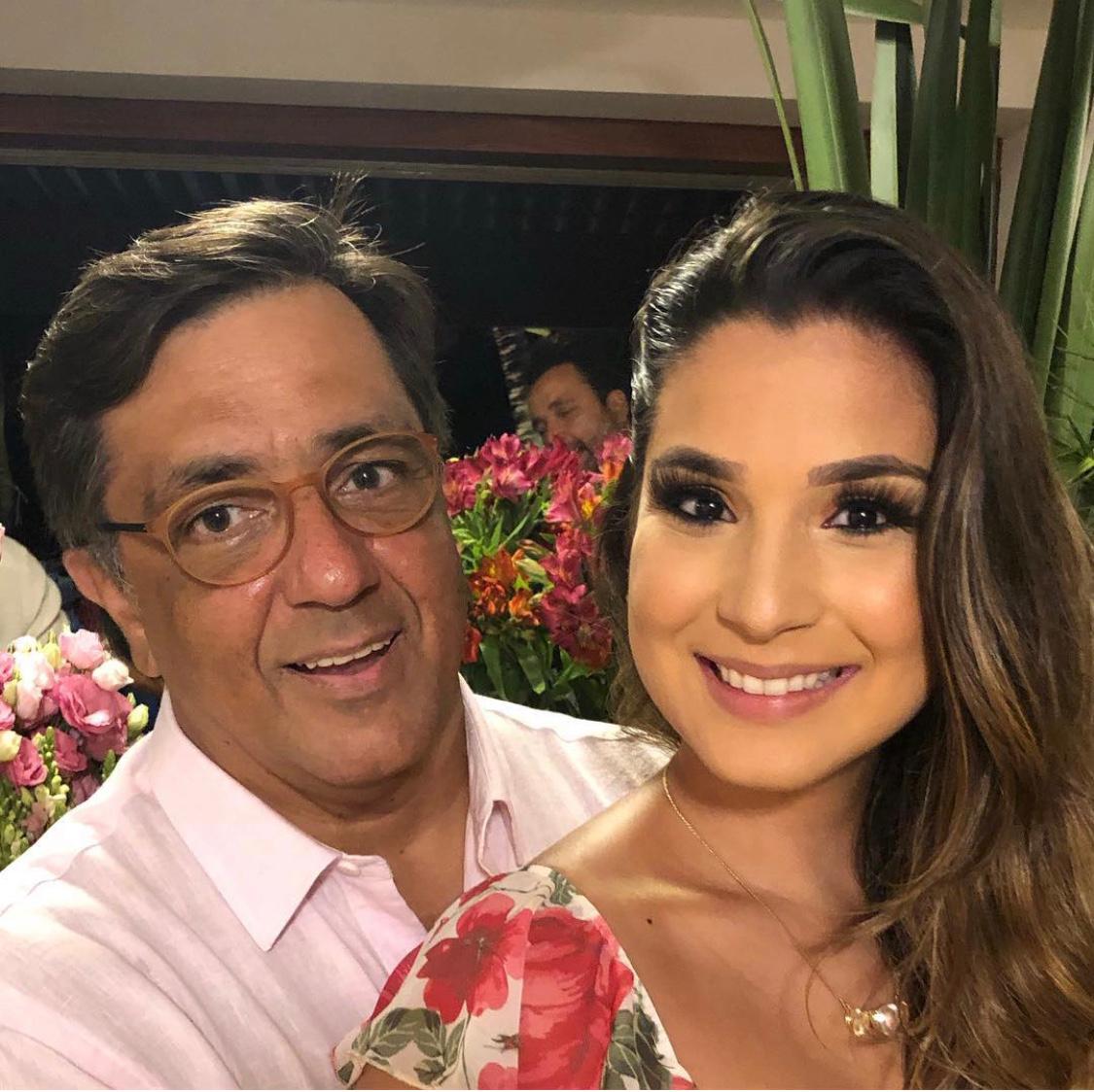 Bianca Macêdo recebe abraços de felicidades do pai Alexandre Macêdo