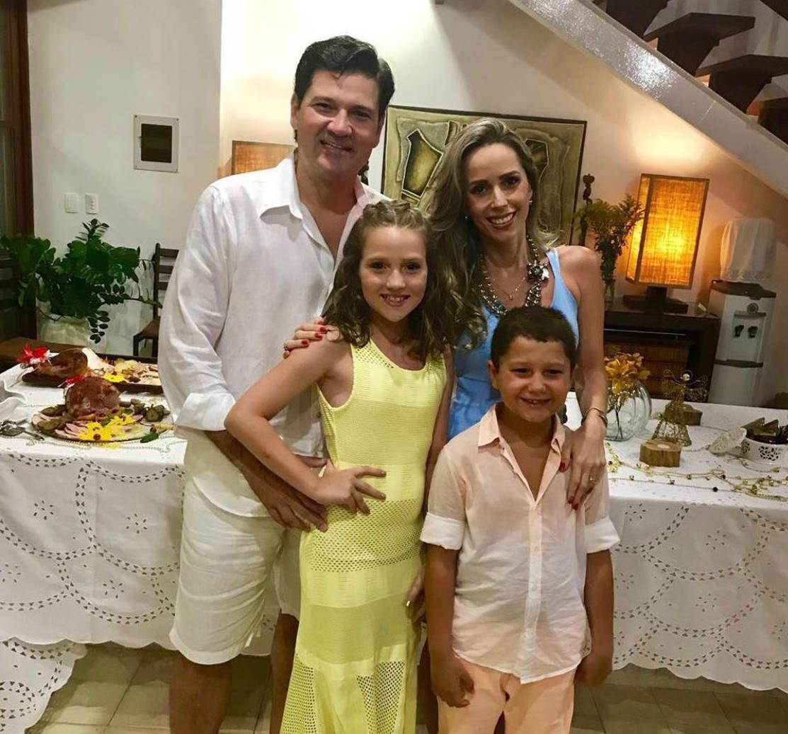 Larissa Luana recebe toda felicidade do maridão Arturo Arruda Câmara e dos filhos Maria e Arturo Filho
