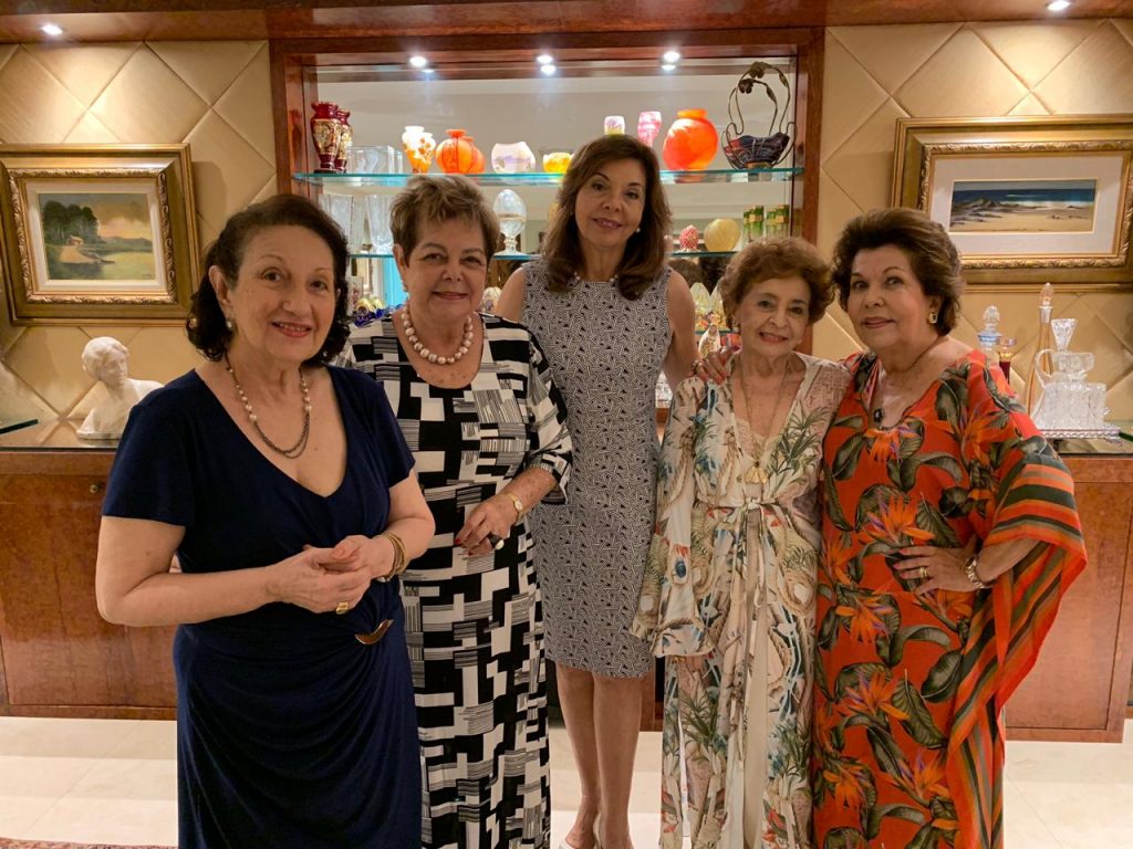 D. Ednólia Melo, Hilneth Correia, Anitinha Maia e D. Denise Gaspar em abraços de parabéns pra querida D. Marizinha Gurgel
